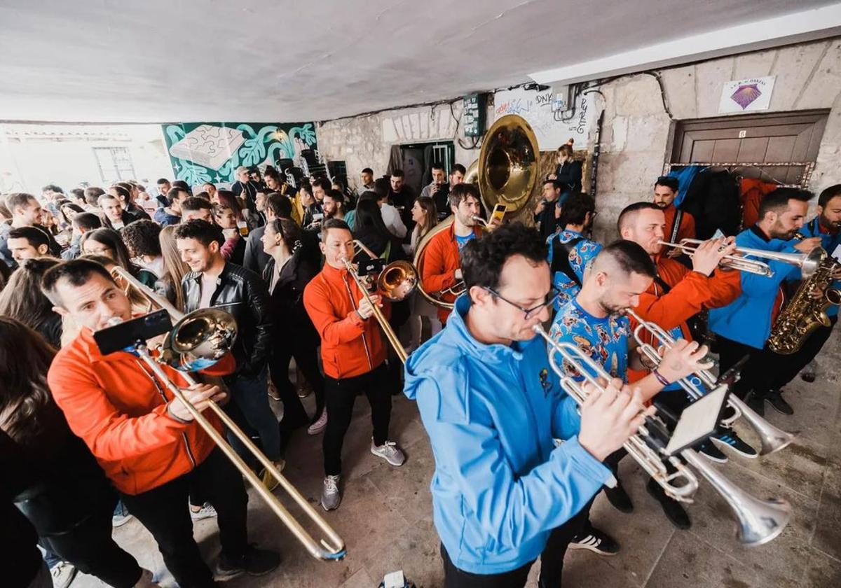 La charanga Los Chones en la Llana de Adentro en Burgos.