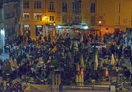 Imagen del estado de la plaza en una noche de fiesta.