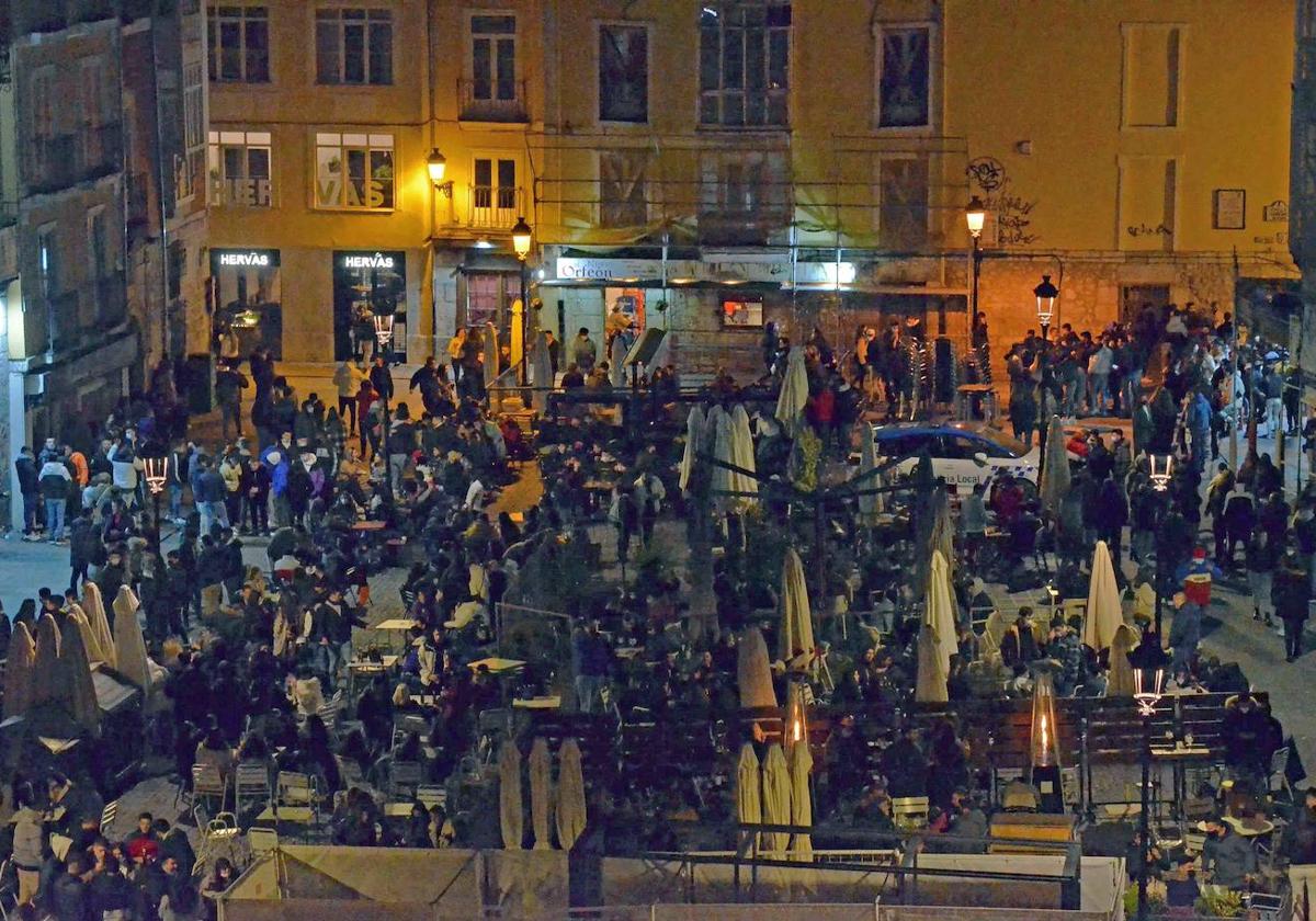 Imagen del estado de la plaza en una noche de fiesta.