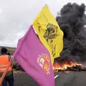 Un centenar de ganaderos corta la A-67 en el límite con Cantabria