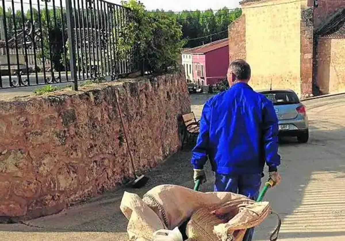 Trabajador en un pueblo.