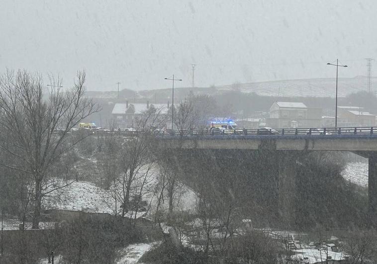 La BU-11 cortada por un choque por alcance en pleno temporal de nieve,