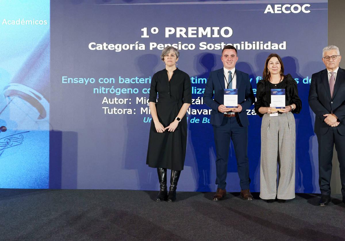 Miguel González Mambrillas, segundo por la izda., con el premio Pepsico, en la categoría de Sostenibilidad.