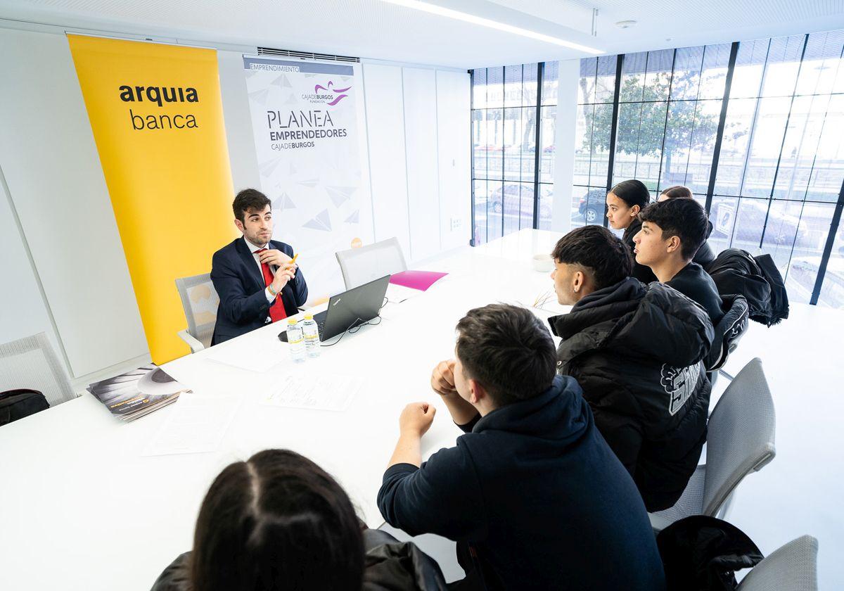 Alumnos del programa Planea Emprendedores solicitan préstamos en Arquia Banca.