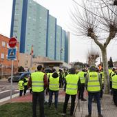 Decenas de agricultores protestan en la Guardia Civil de Burgos «en solidaridad» con los detenidos