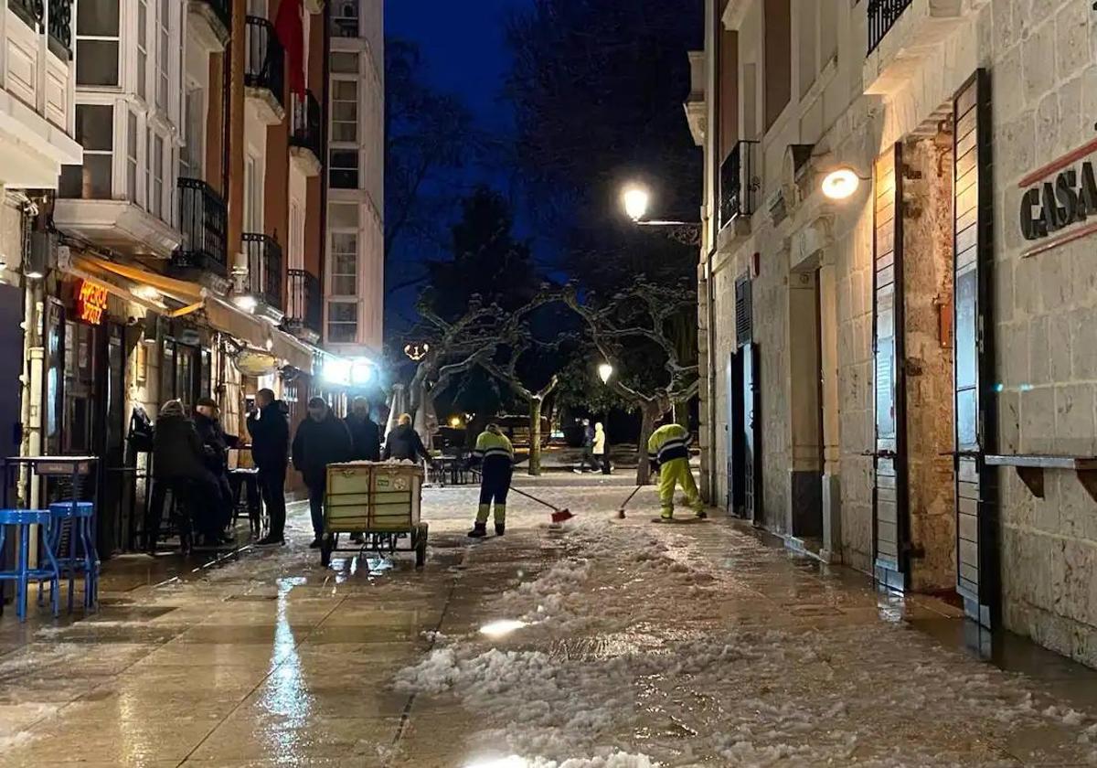 Operarios municipales retiran la nieve el sábado pasado en la capital burgalesa