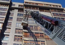 Los Bomberos de Burgos revisando una fachada en la ciudad.