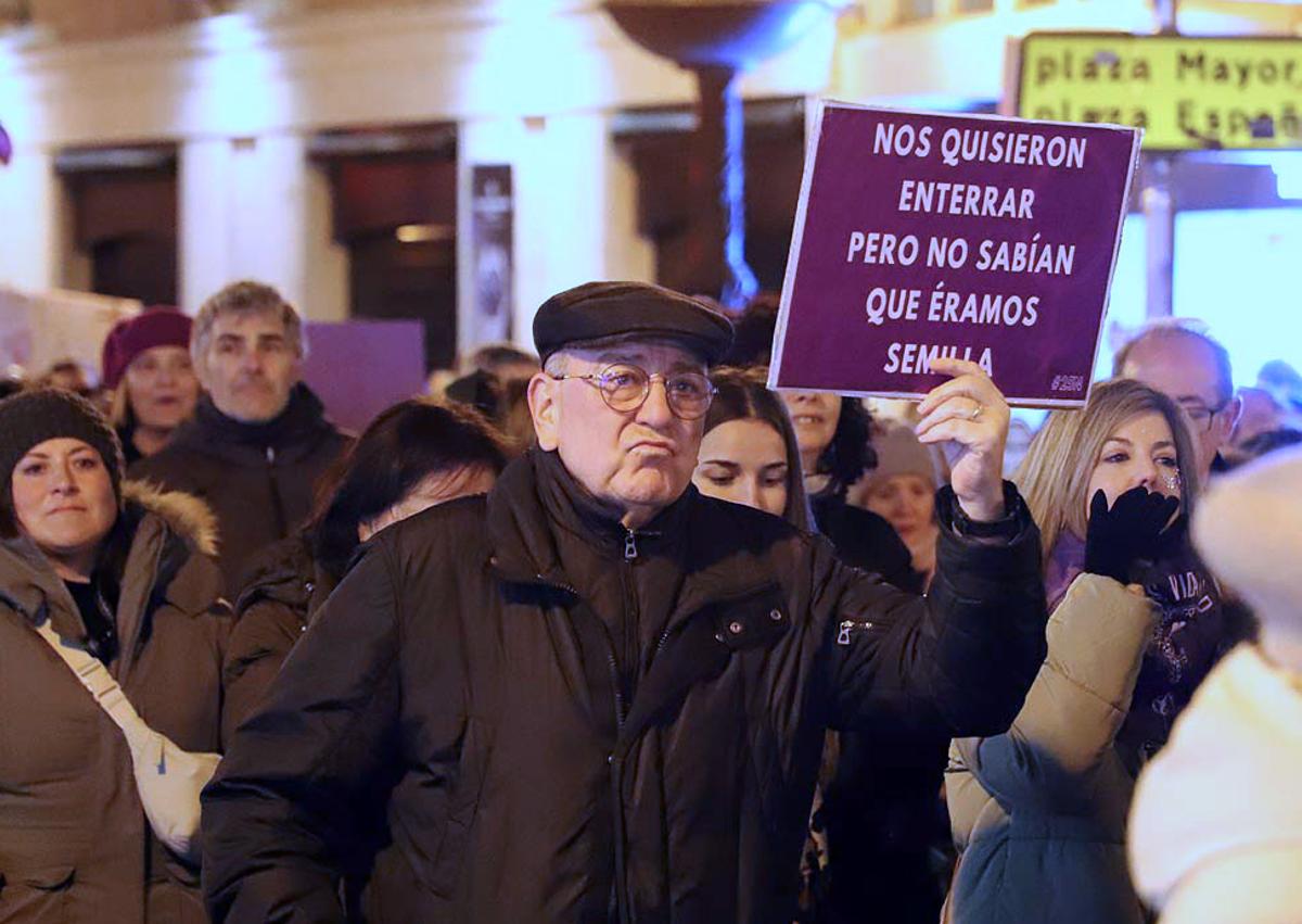 Imagen secundaria 1 - Los carteles son los protagonistas en estas manifestaciones. 