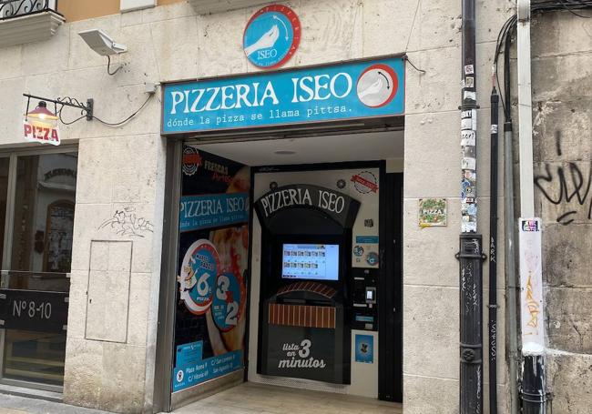 Máquina expendedora de pizzas en el centro de Burgos.