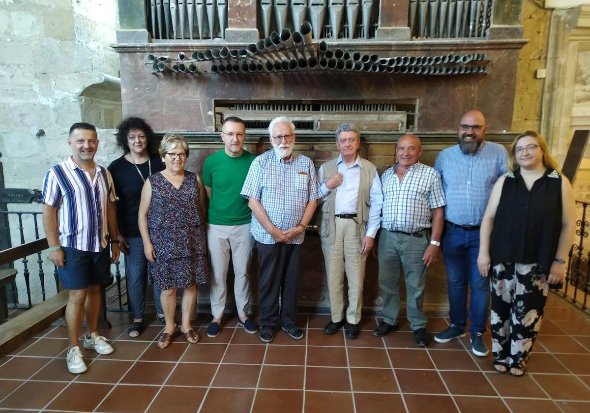 Vecinos con el órgano de la iglesia de Vadocondes.