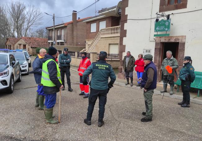 Los vecinos colaboran en la búsqueda de sus vecinos desaparecidos.