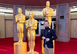 Carlos Sánchez, el burgalés que ha cortado jamón ibérico en los Oscar, posa en la alfombra roja del Dolby Theatre