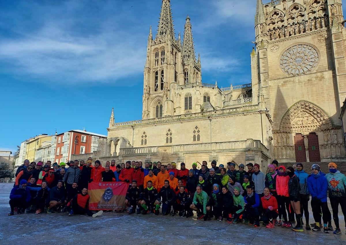 Imagen secundaria 1 - Participantes en la prueba de 2023; quedada de los corredores junto a la catedral y voluntarios tras la recogida de basura generada en la prueba.