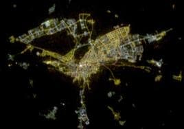 Vista aérea de la ciudad de Burgos de noche. El punto blanco del centro es la Catedral.