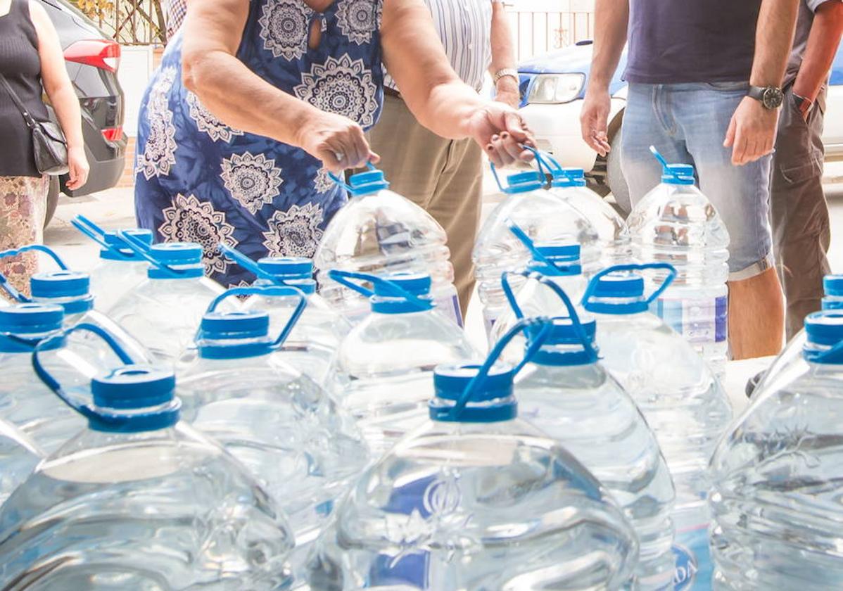 Hay pueblos que han precisado agua embotellada por la contaminación.