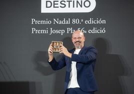 César Pérez Gellida muestra su premio Nadal.