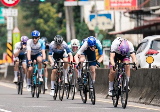 Aaron Gate gana el segundo sprint bonificado.