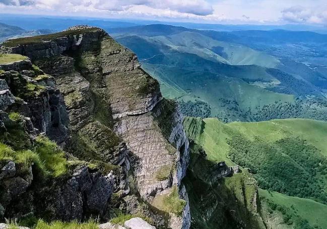 Las Merindades es un paisaje que enamora a Joseba.