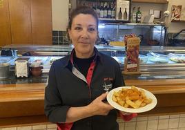 La propietaria de la Cabaña Arandina, Mª Sol, con sus patatas bravas