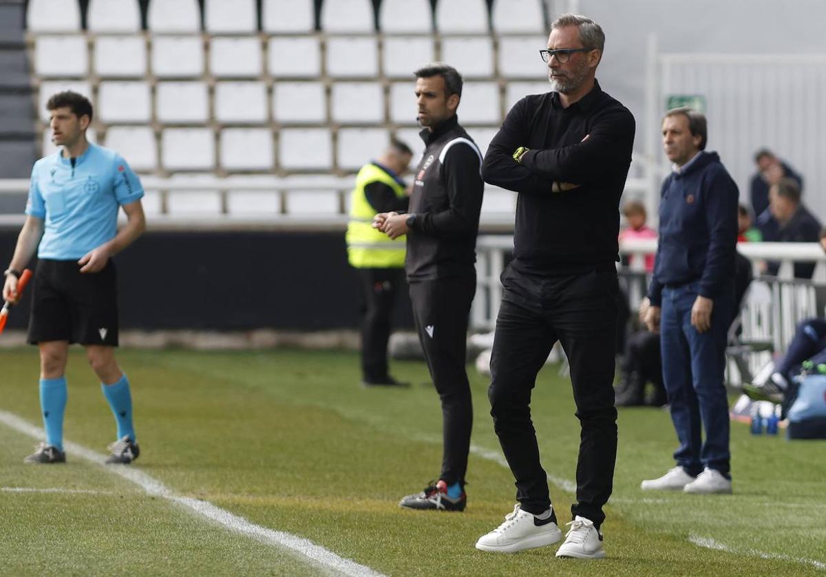 Bolo sigue el juego desde la banda en el empate del Burgos CF este sábado ante el Levante en El Plantío