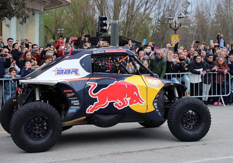 Cristina Gutiérrez ha recorrido el centro de Burgos con el coche con el que ganó el Dakar.