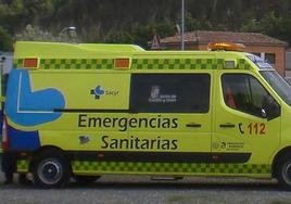 Imagen de archivo de una ambulancia actuando en otro accidente en Burgos.
