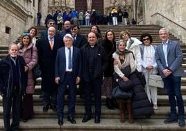 Enrique Cerezo posa junto a Pilar García de la Granja, familiares y amigos de la periodista y miembros de la Junta de Semana Santa de Burgos