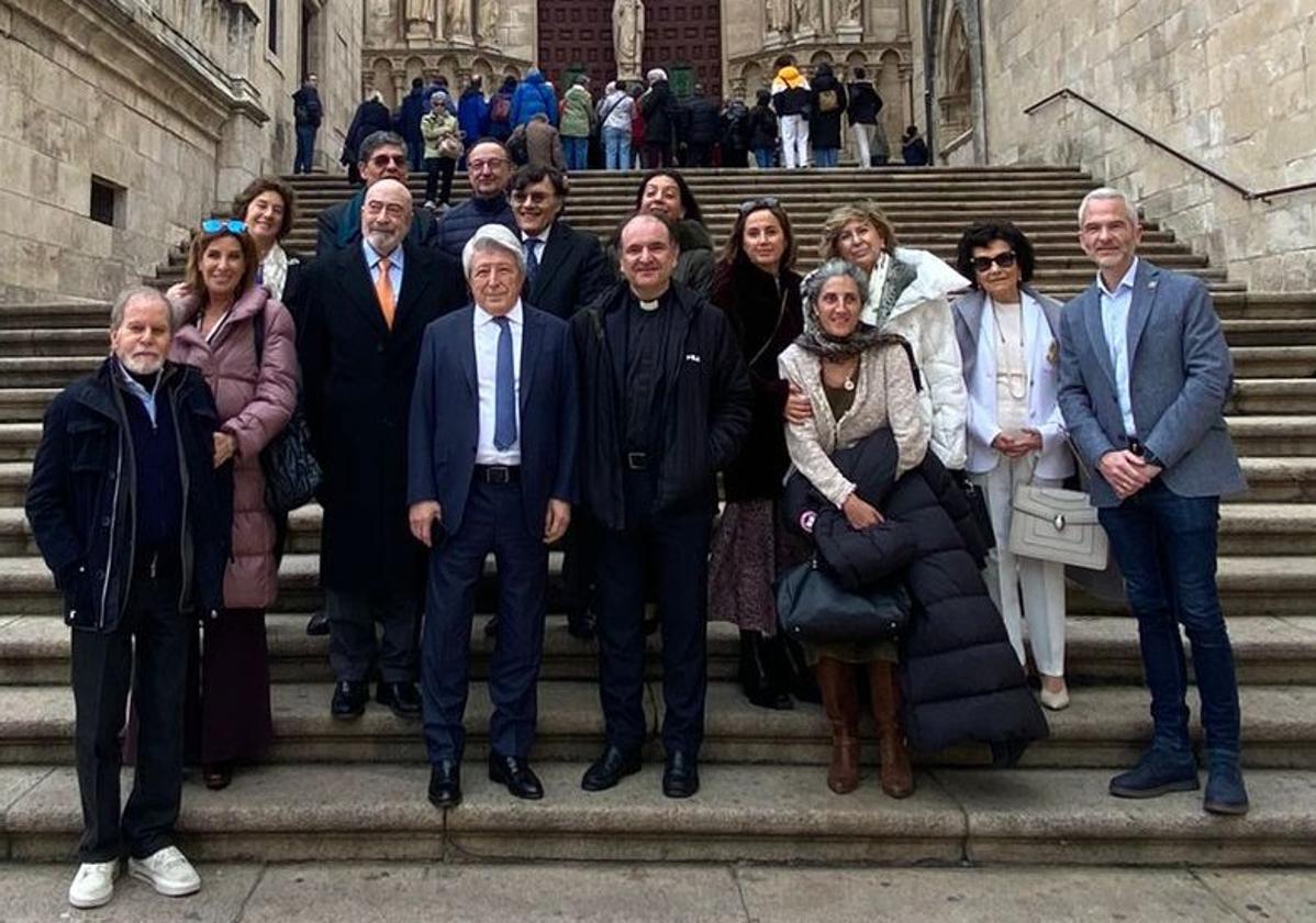 Enrique Cerezo posa junto a Pilar García de la Granja, familiares y amigos de la periodista y miembros de la Junta de Semana Santa de Burgos