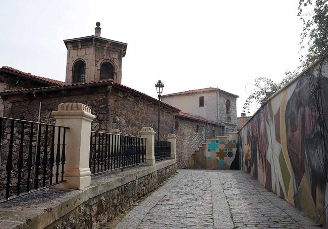 Detalle del Callejón de las Brujas, con la iglesia de Santa Águeda a la izquierda.