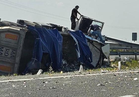 Instantes posteriores al vuelco del camión en la A-62 sentido Palencia a la altura de Estépar