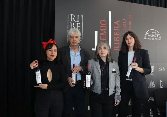 La escritora argentina Magalí Etchebarne, a la derecha, tras recibir el VIII Premio Internacional Ribera del Duero.