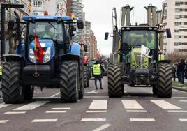 Dos tractores encabezan la protesta del mes pasado en la Avenida de Cantabria