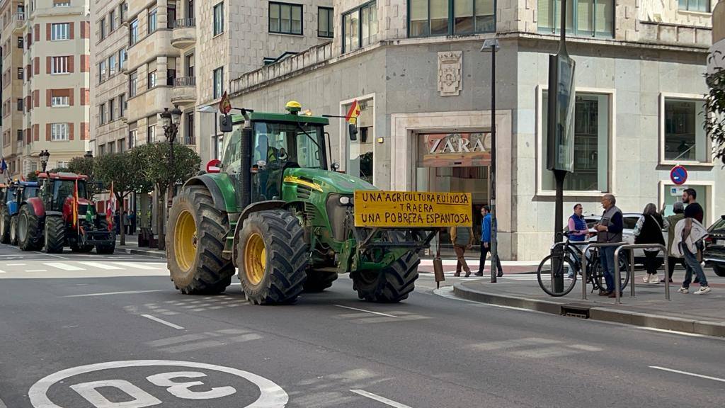 La tractorada por el centro de Burgos, en imágenes