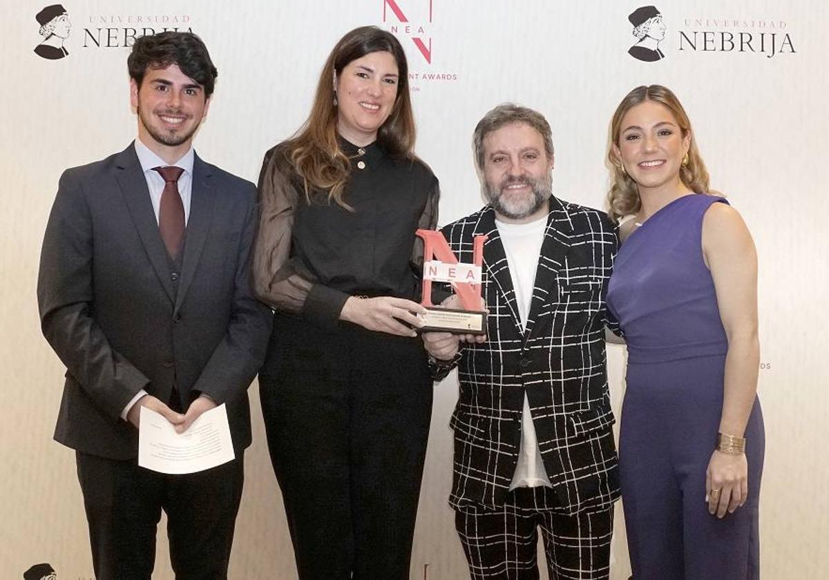 El presidente de Art Troya, Luis Alberto Cuéllar, posa con el premio a mejor evento de España para el Sonorama Ribera