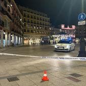 Acceso a la Plaza Mayor de Burgos precintado por la Policía Local.
