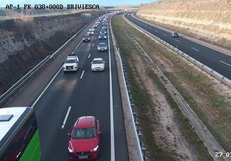 Hasta 18 kilómetros de retención en la A-1 y la AP-1 en Burgos por la operación salida