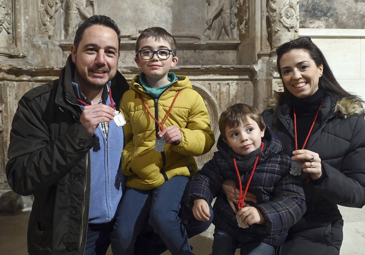 La familia Sáez Vicario en la iglesia de San Gil de Burgos.