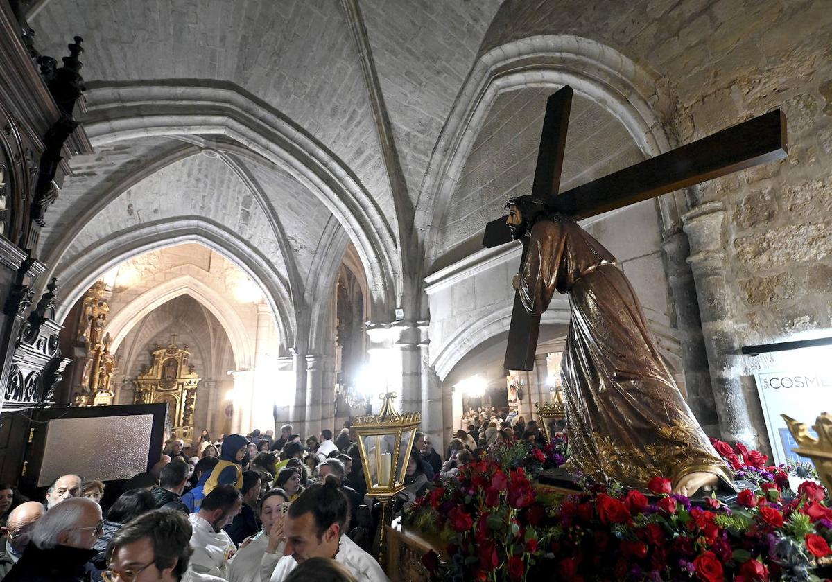 Procesión improvisada de El Encuentro en la iglesia de San Gil.