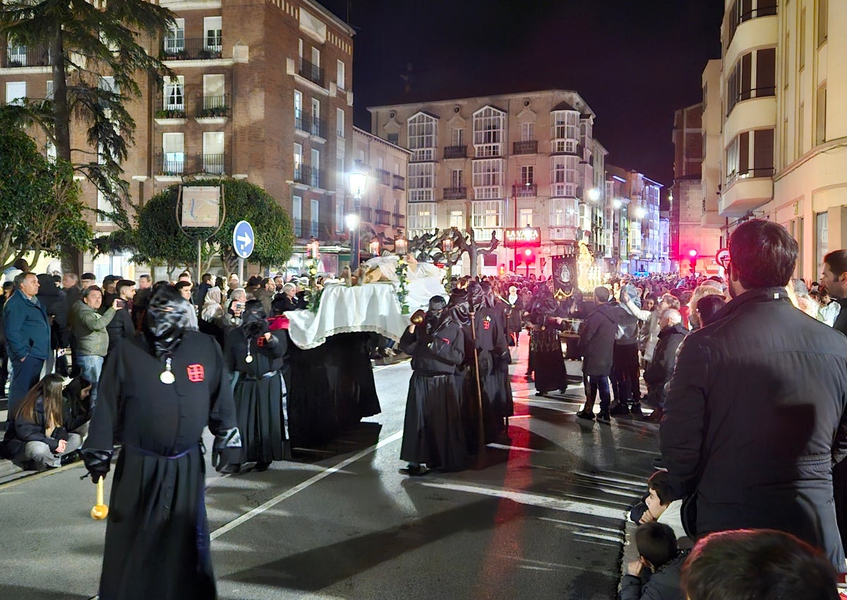 Imagen secundaria 1 - Procesión del Santo Entierro en Miranda de Ebro