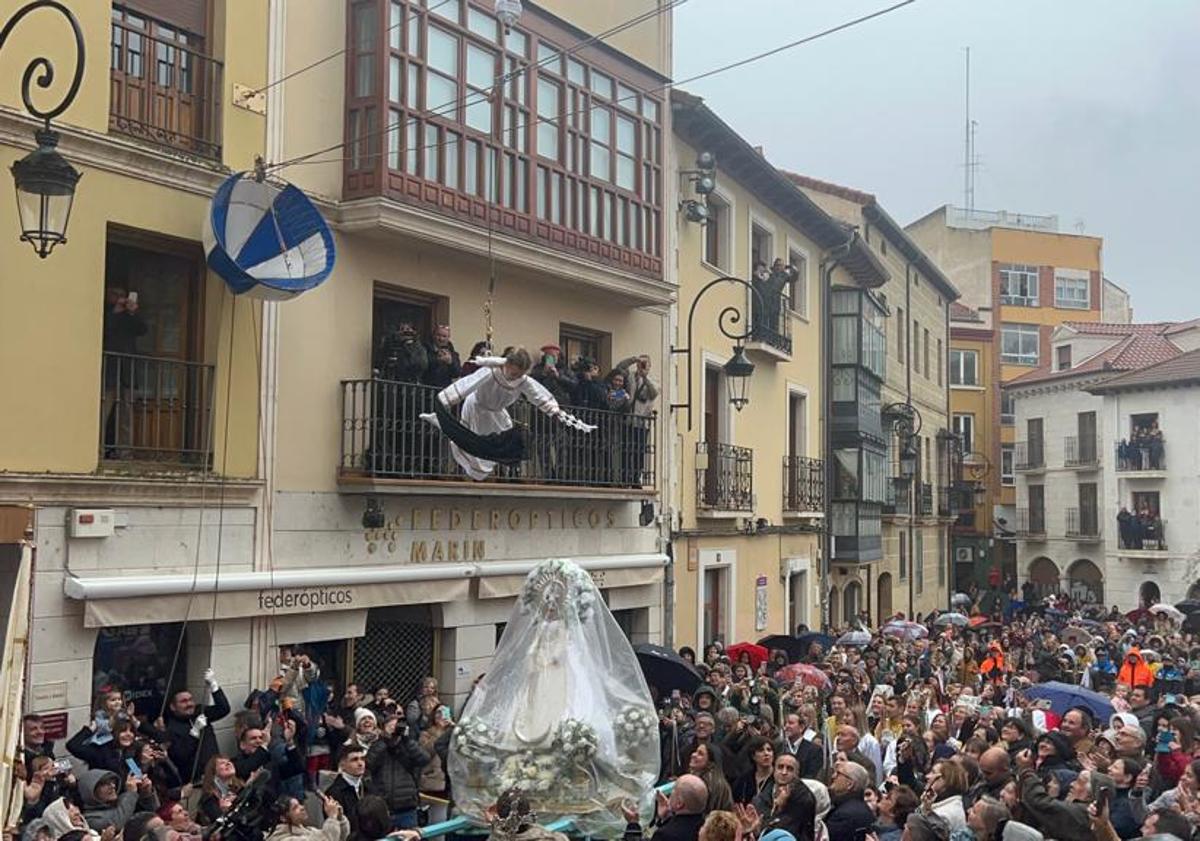 Imagen principal - La lluvia no impide que la pequeña Ruth vuele en la Bajada del Ángel de Aranda