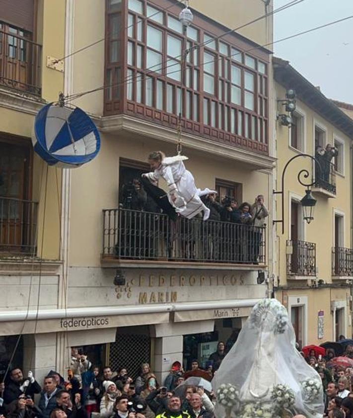 Imagen secundaria 2 - La lluvia no impide que la pequeña Ruth vuele en la Bajada del Ángel de Aranda