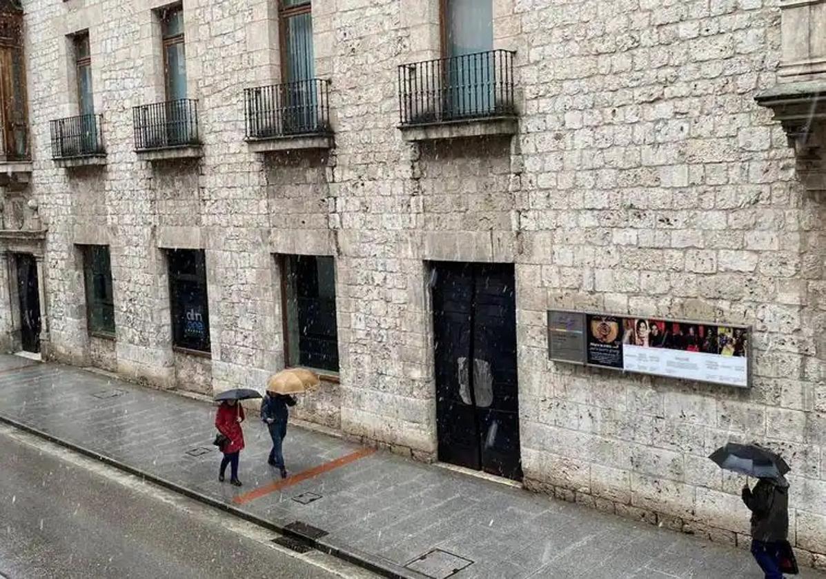 Los copos de nieve también han llegado a Burgos capital.