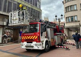 Los Bomberos de Burgos realizan una intervención de fijación de chapas en el Edificio Campo de Burgos