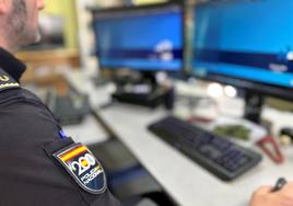 Imagen de archivo de un Policía Nacional con un ordenador
