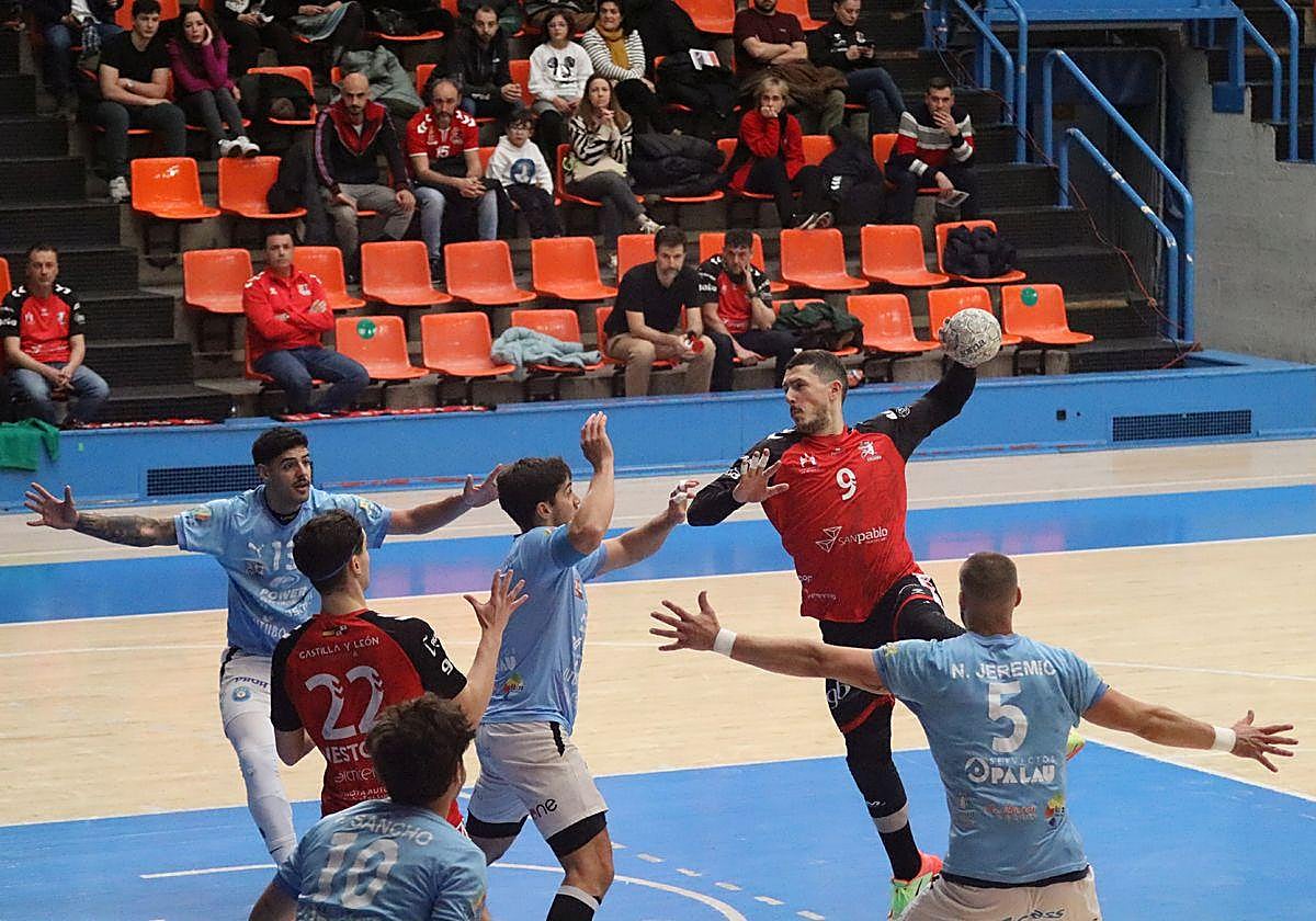 Imagen del encuentro entre el UBU San Pablo y el Aranda.