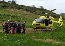 Traslado del hombre herido al helicóptero de rescate.