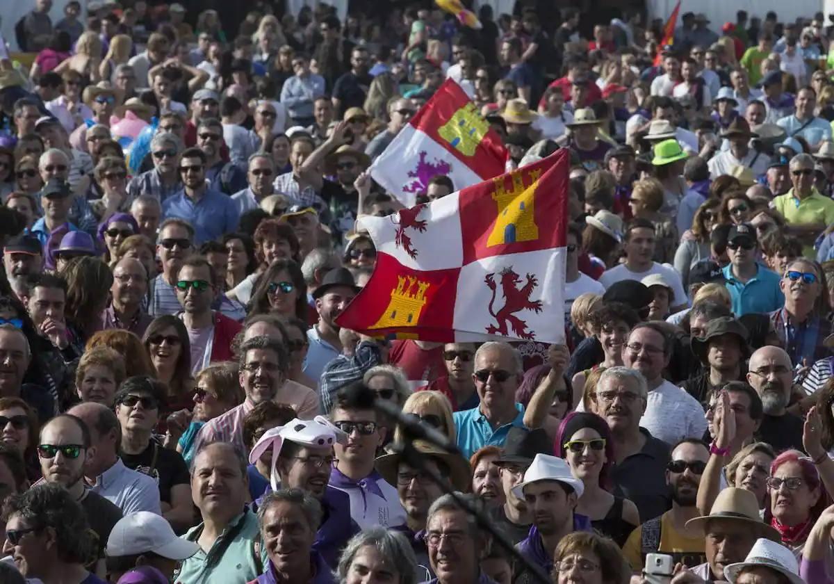 Público en la campa de Villalar de los Comuneros