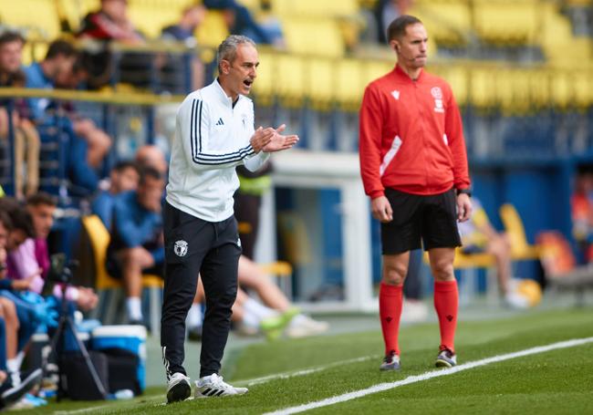 Pablo Lago, segundo entrenador del Burgos CF, ha dirigido desde la banda al equipo tras la sanción a Bolo