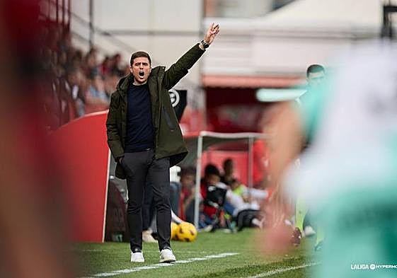 Alessio Lisci da instrucciones este domingo en la derrota del Mirandés ante el Sporting de Gijón en Anduva
