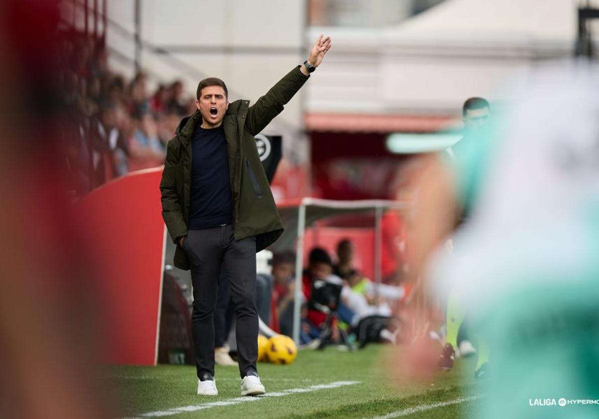 Alessio Lisci da instrucciones este domingo en la derrota del Mirandés ante el Sporting de Gijón en Anduva